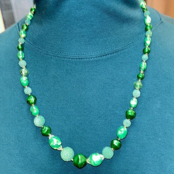 Groovy ☮️ 1970s Lucky 🍀 Green Beaded Necklace Jade like brilliance✨ Textured 2! - Picture 3 of 17